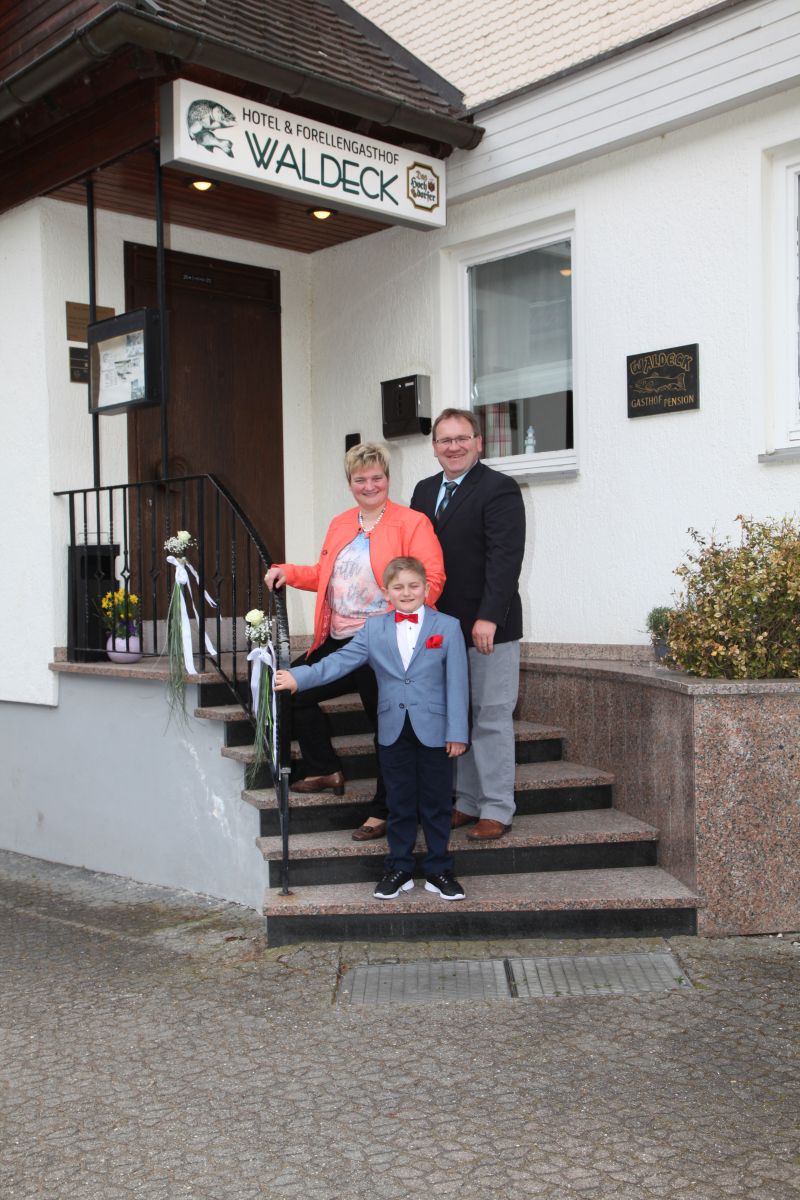 Familie Falkenstein-Pfefferkorn vor dem Hotel- & Forellengasthof Waldeck